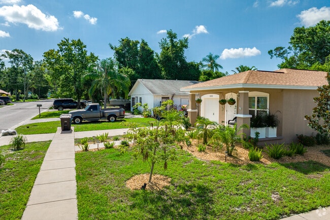 Lake Belleview features a diverse mix of styles, including contemporary customs built in the 1980s, midcentury-modern, ranch-style and cottage-style.