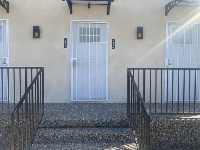 708 W Gage Ave unit 1, Los Angeles, CA 90044 - photo 3