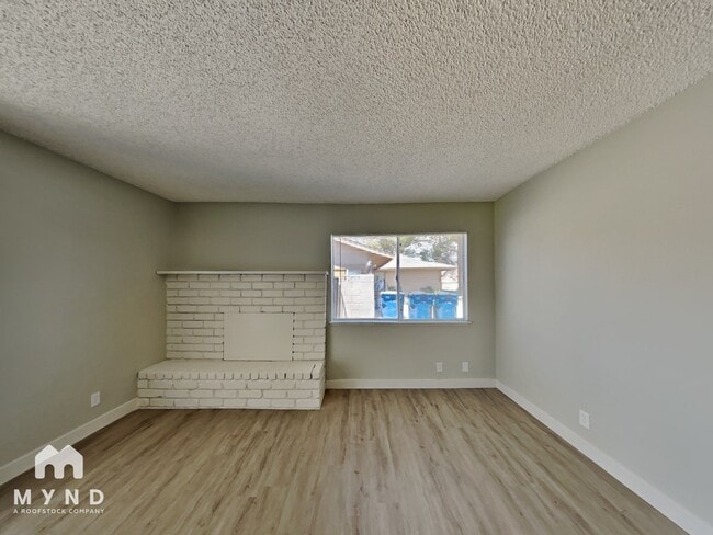 5817 W Robin Ln, Las Vegas, NV 89108 - photo 7