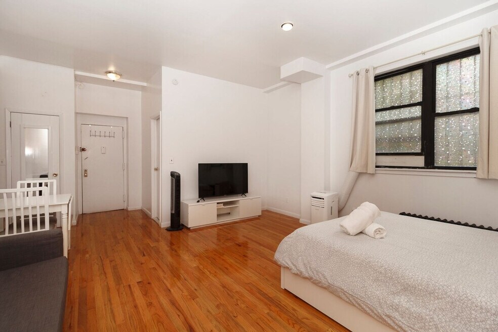 215 B E 95th St unit ID1032068P, New York, NY 10128 - photo 1