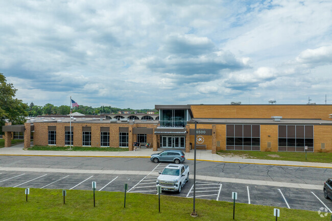 Brooklyn Center Middle School serves 353 students with a student-teacher ratio of 14:1