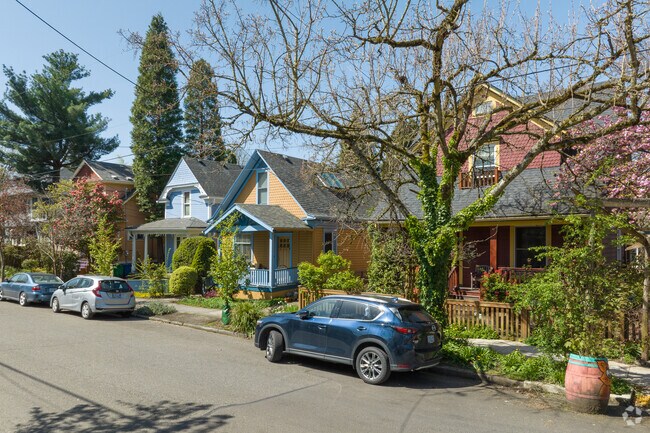 Craftsman bungalow homes on SE 37th Avenue in Sunnyside.