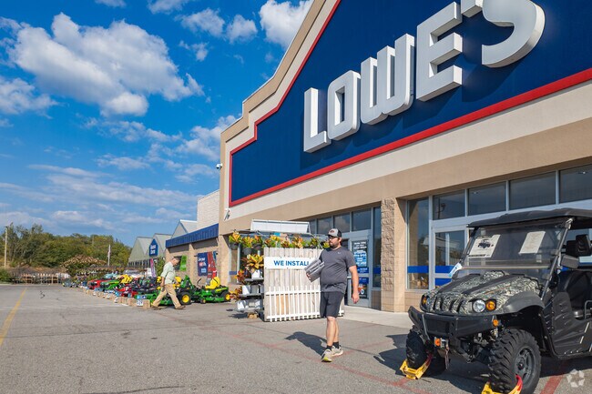 Farmview-Ramble has easy access to shopping centers and dining options in Christiansburg.