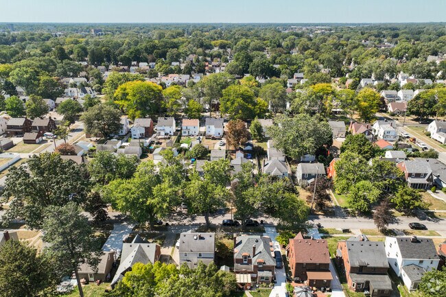 DeVeaux is a residential community just outside of Toledo with close proximity to ammenities.