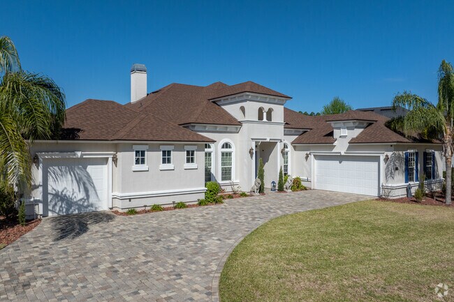 Cimarróne boasts new builds with large lots.