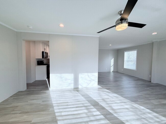 29805 Jamestown Dr, New Baltimore, MI 48051 - photo 4