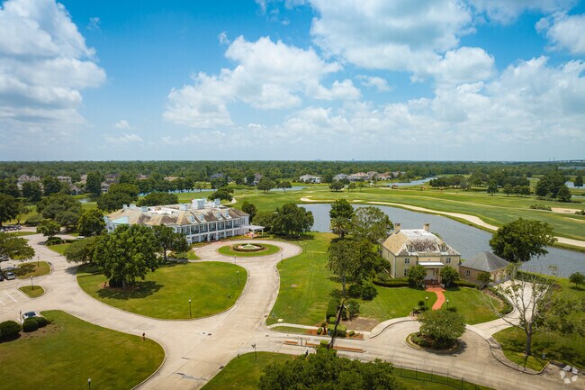 The English Turn Golf and Country Club occupies a large portion of the New Aurora neighborhood.