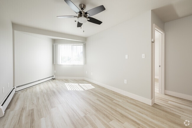 1BR, 1BA - 520SF - Living Room
