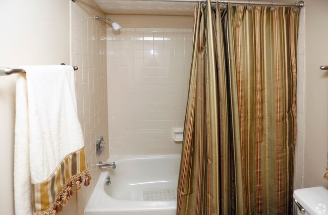 English Village Apartments, Indianapolis, IN 46239 - photo 5