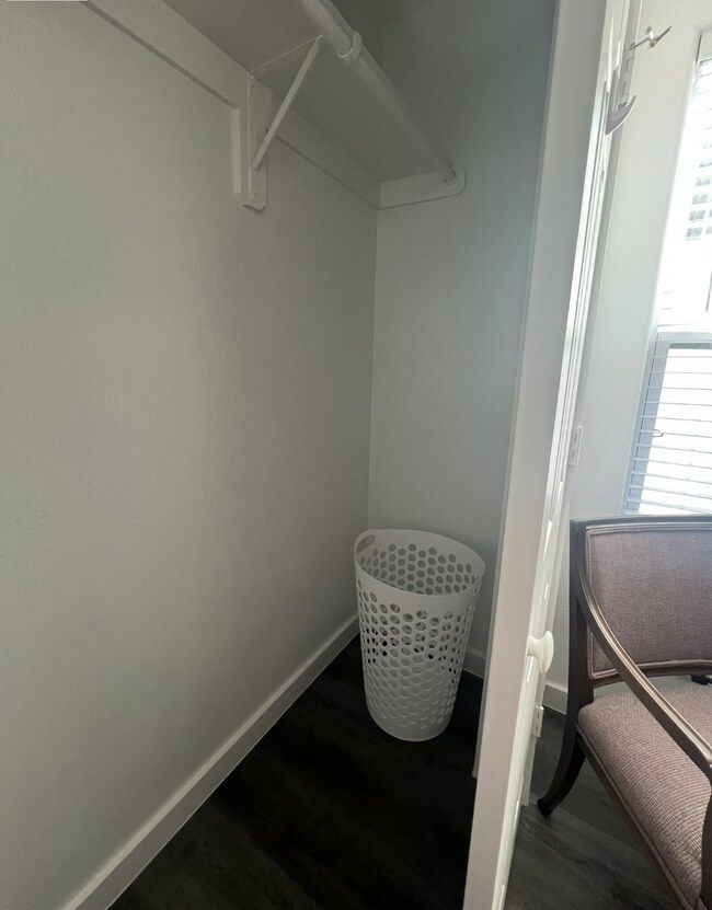 8124 Sterlingshire St unit Private room, Houston, TX 77078 - photo 6