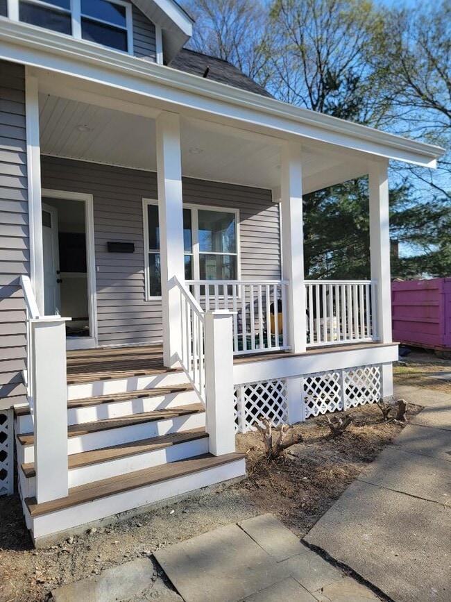 27 Warren Ave, North Smithfield, RI 02896