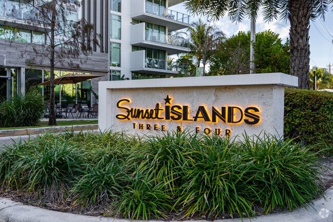 The Sunset Islands in Bayshore sign.