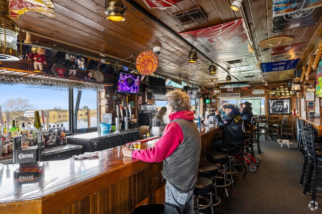 The Rusty Porthole is Bethel Island's cozy waterfront retreat.