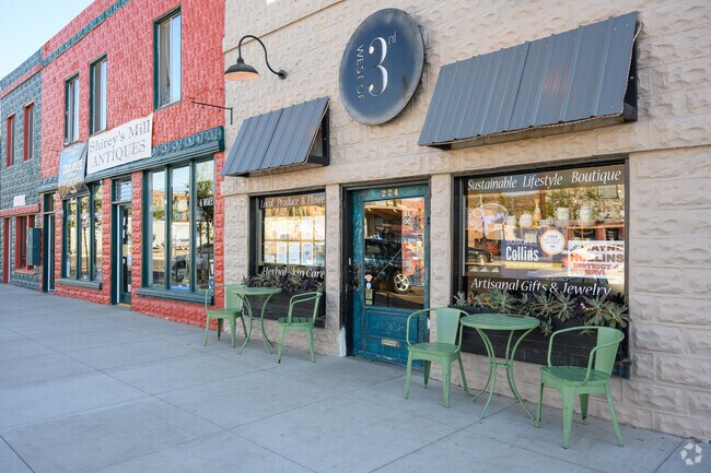 West of 3rd is a regenerative lifestyle shop offering locally sourced whole foods in Kingman.