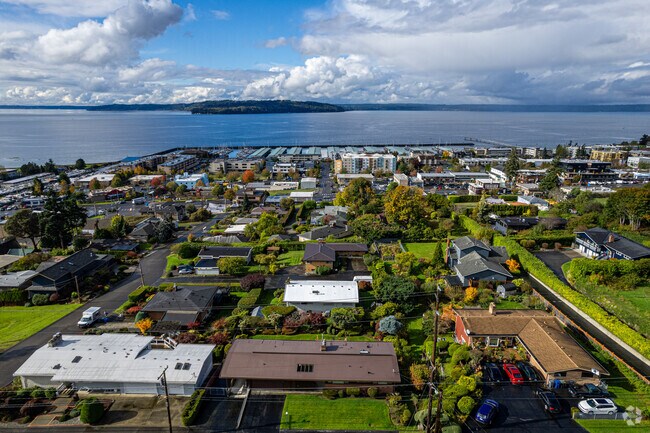 The shores of the Puget Sound are just a few blocks from South Des Moines.