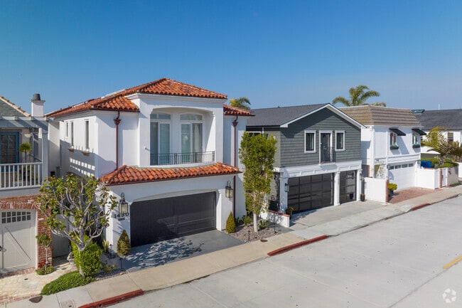 In West Newport Beach people want to live as close to the water as they can.