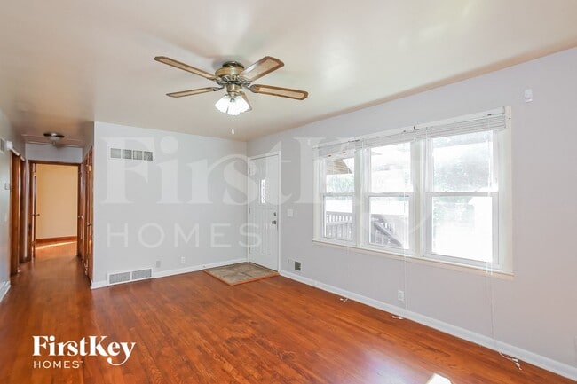 1012 Magnolia St W, Excelsior Springs, MO 64024 - photo 2