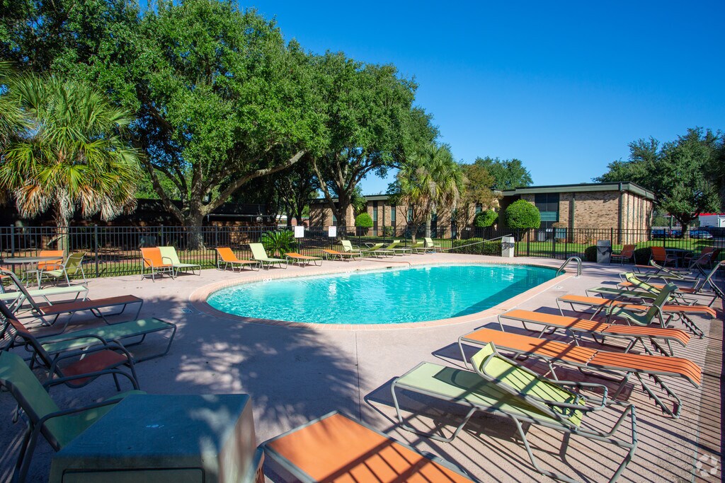 Melrose Apartments 100 Melrose Ave, Natchitoches, LA