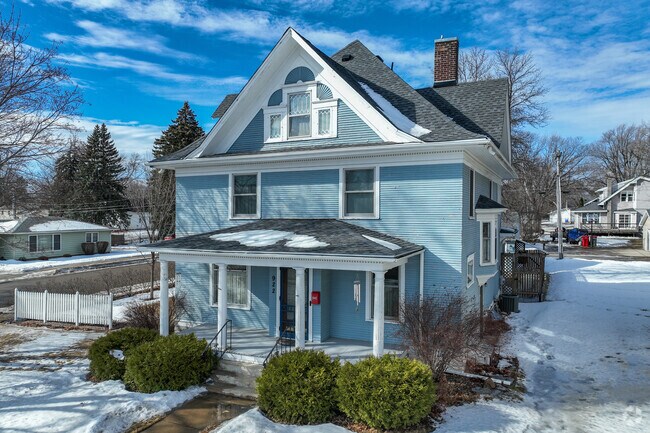 Homes with classic designs from the mid-20th century are common near downtown Alexandria.
