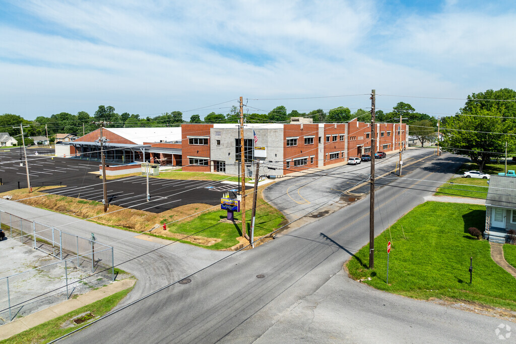 The student population of Lone Oak Intermediate School is 426 and the school serves 4-5.
