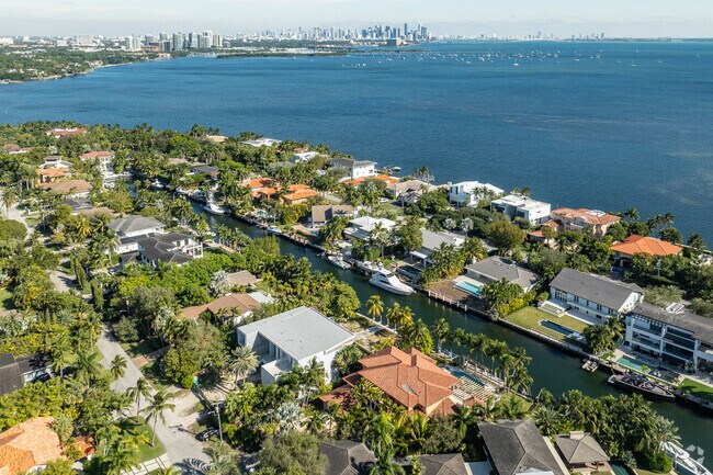 Residents of Sunrise Point enjoy beautiful waterfront views, close to Downtown Miami.