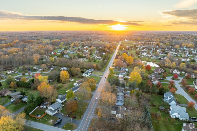 Housing in Chili ranges from early 19th‑century Nationals to Cape Cods.