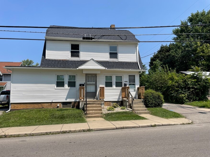 556 1/2 Maple St, Mansfield, OH 44906 - photo 1