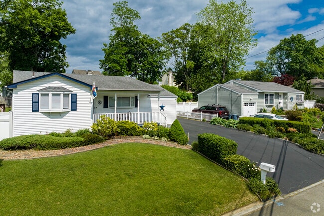 Ranch-style homes are a common and beloved sight throughout the Lake Grove neighborhood.