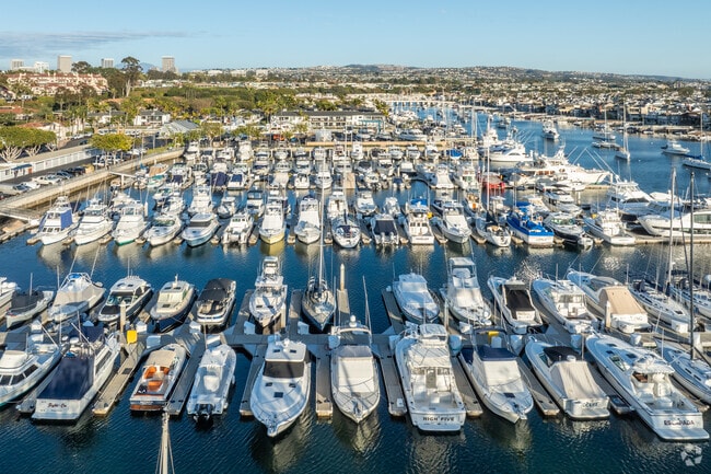 For Bayside homes without private decks, there is plenty of docks to house boats.