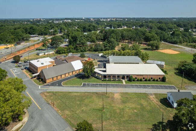 Many students near Anderson attend West Anderson Christian Academy.