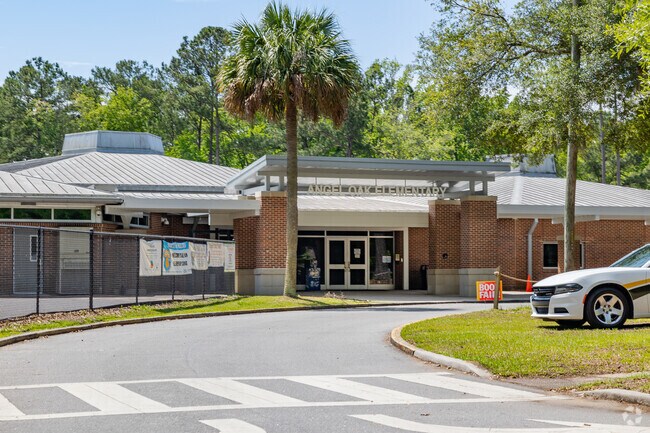 Angel Oak Elementary School's bus loop makes drop-off and pick-up times a breeze.
