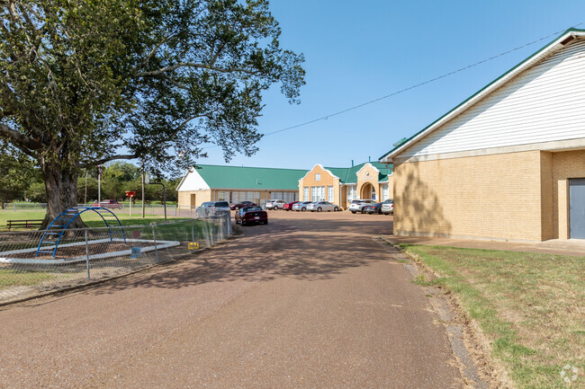 The circle drive at Dundee Elementary makes drop-off and pick-up a breeze.