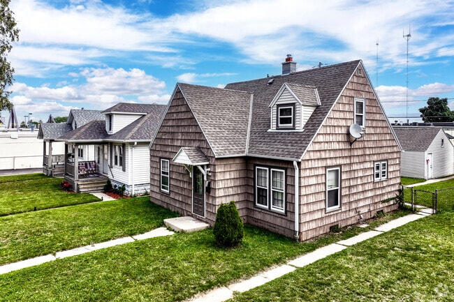 Early 20th-century bungalows line Grover Heights’ residential blocks.