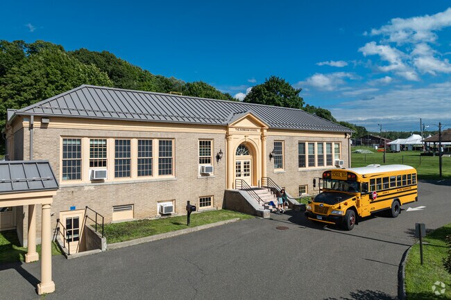 The Burnham School’s 10:1 student‑teacher ratio supports small K–5 classes.