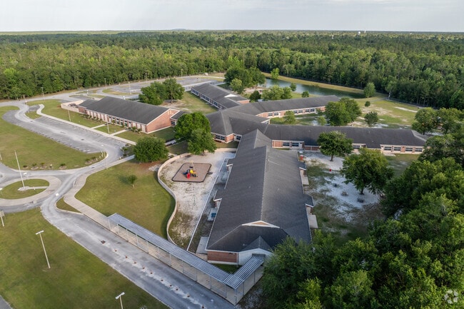 MacClenny Elementary School offers public schooling to the MacClenny area.