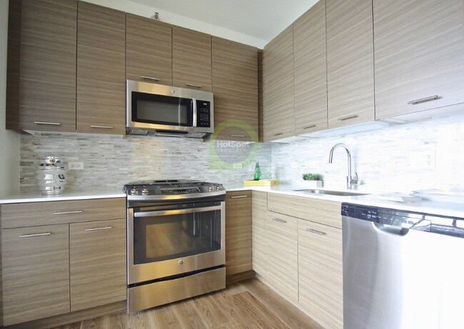 355 W Chestnut St, Chicago, IL 60610 - photo 6