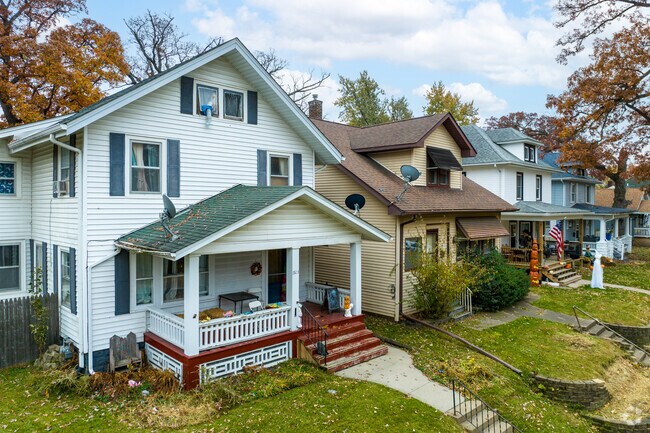 Rows of Foursquares and larger bungalows are a common sight in Hilltop.