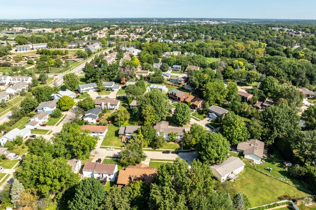 The neighborhood of Ty N Cae is surrounded by green space, yet minutes from downtown.