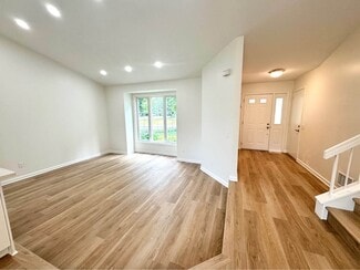 1084 Hummingbird Ln, Eagan, MN 55123