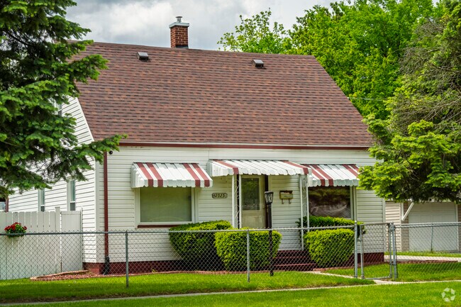 Bungalows can be found throughout Fairground's neighborhood.