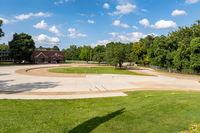 The student population of Highland Elementary School is 894 and the school serves K-5.