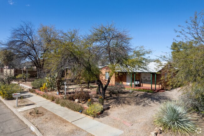 Red-brick ranchers are often seen every few lots in Jefferson Park.