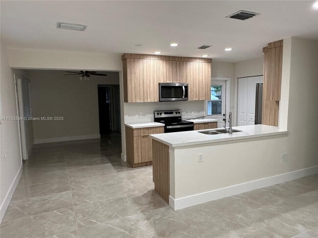 611 N 69th Way, Hollywood, FL 33024 - photo 2