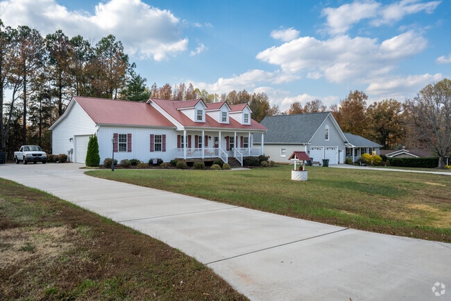 Homeowners in Oak Ridge might live in classic ranch homes.
