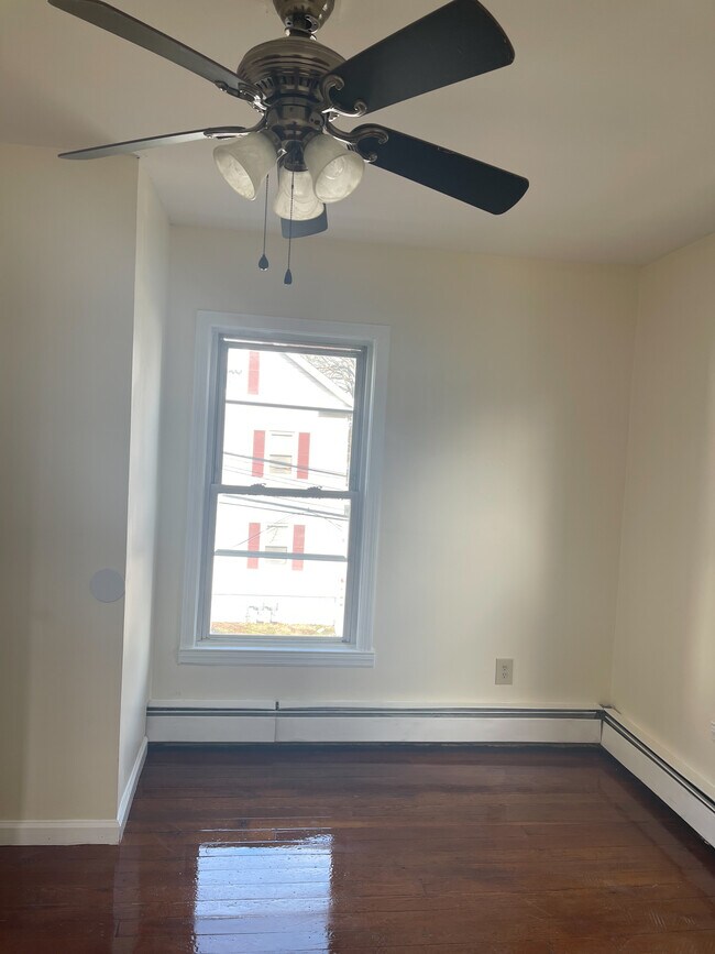 24 Garden St unit 2nd floor, Meriden, CT 06451 - photo 5