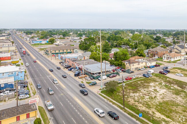 Metairie Terrace is conveniently located near Airline Highway.