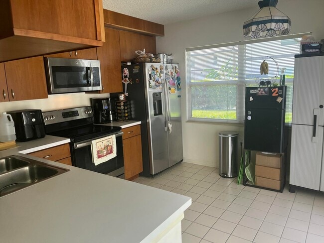 7 Amherst Ct, Royal Palm Beach, FL 33411 - photo 2