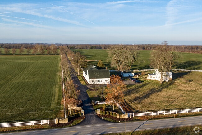 Darby House offers a beautiful wedding venue for guests visiting Lake Darby.