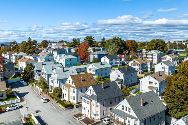 Vernon Hill’s gridded streets often have sidewalks, making daily errands more walkable.