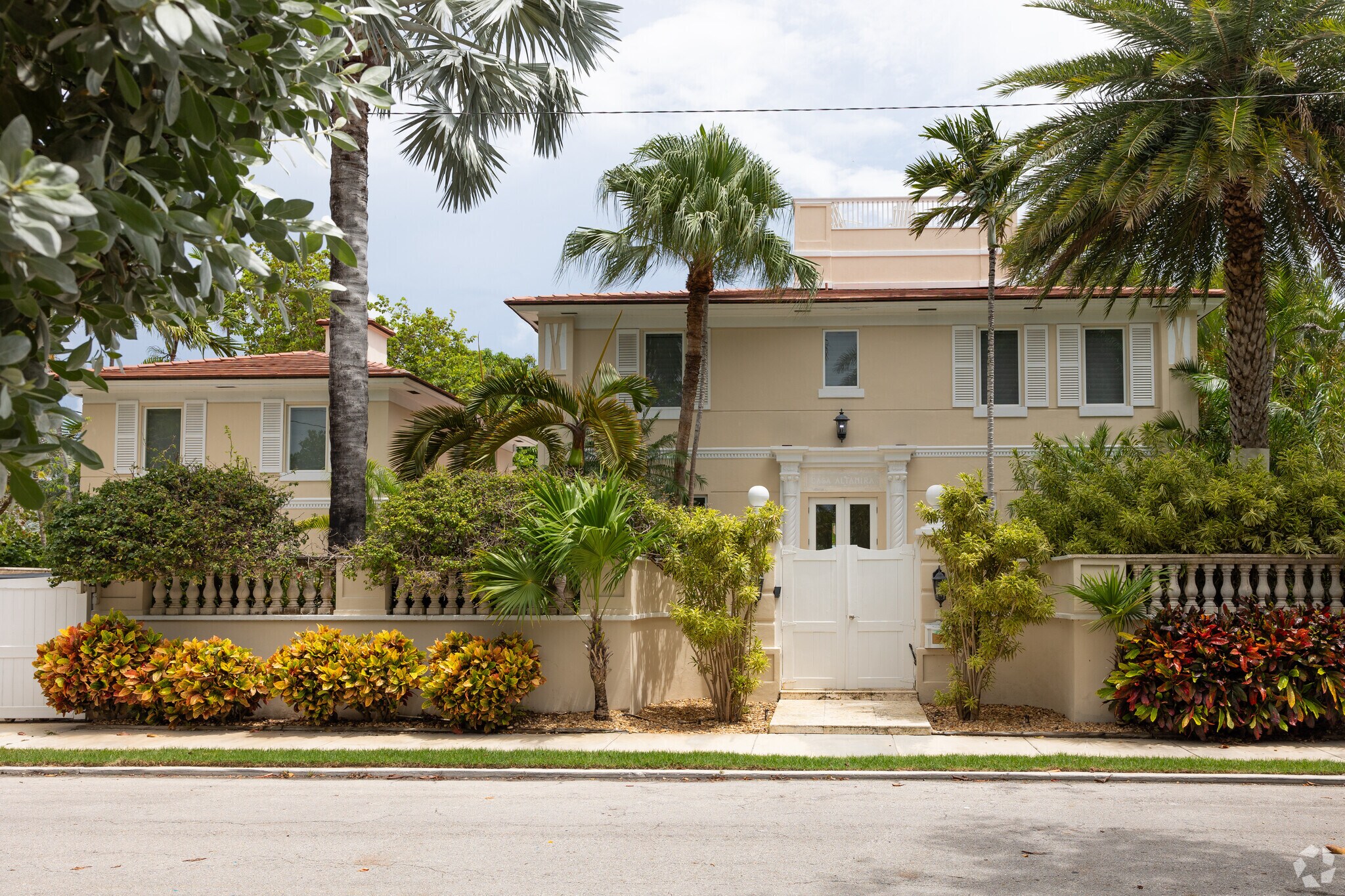 You can also find multi million dollar estate style homes in Casa Marina.